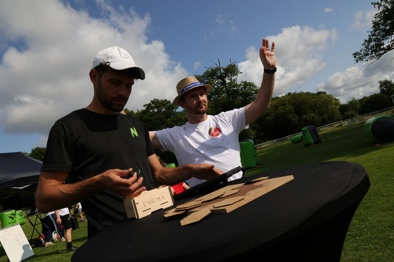 Des participants jouent à Enigma dans une animation Fun’N Sport